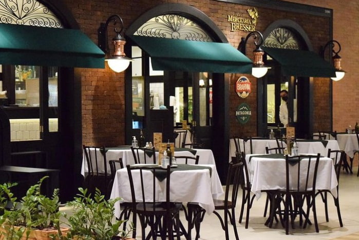 Restaurante com a fluidez e decoração estilo contemporâneo
